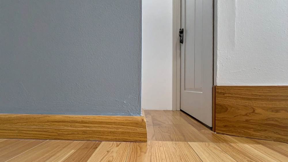 los rodapies igual que las puertas o que el suelo​
